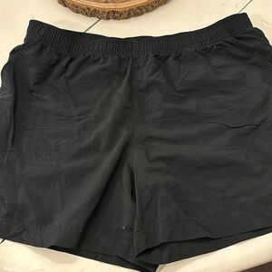 Men’s Black Columbia nylon cargo shorts - size Large